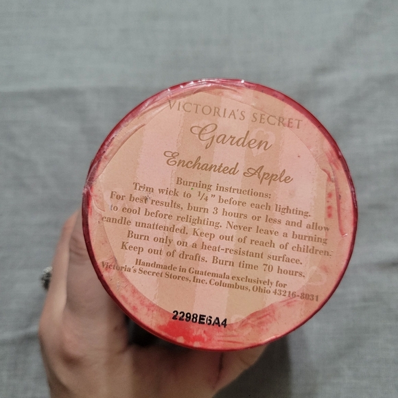 Victoria’s Secret Garden Candle Enchanted Apple New and Sealed - Picture 2 of 4